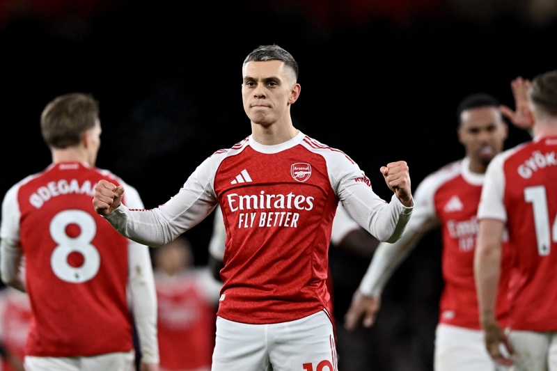 La poderosa dinastía blanca: Arsenal arrolla al Aston Villa y mantiene su liderato en la Premier League.