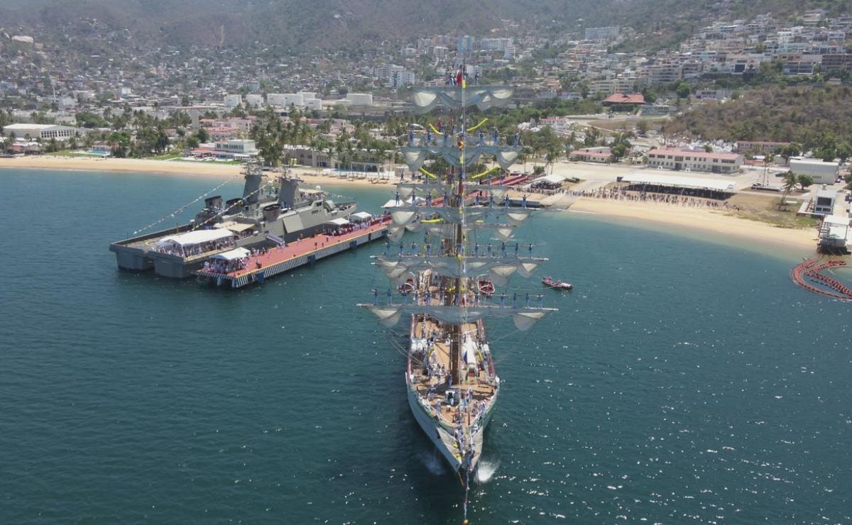 El legendario buque escolar Cuauhtémoc vuelve triunfante a Acapulco después de un intenso período de formación y perfeccionamiento.
