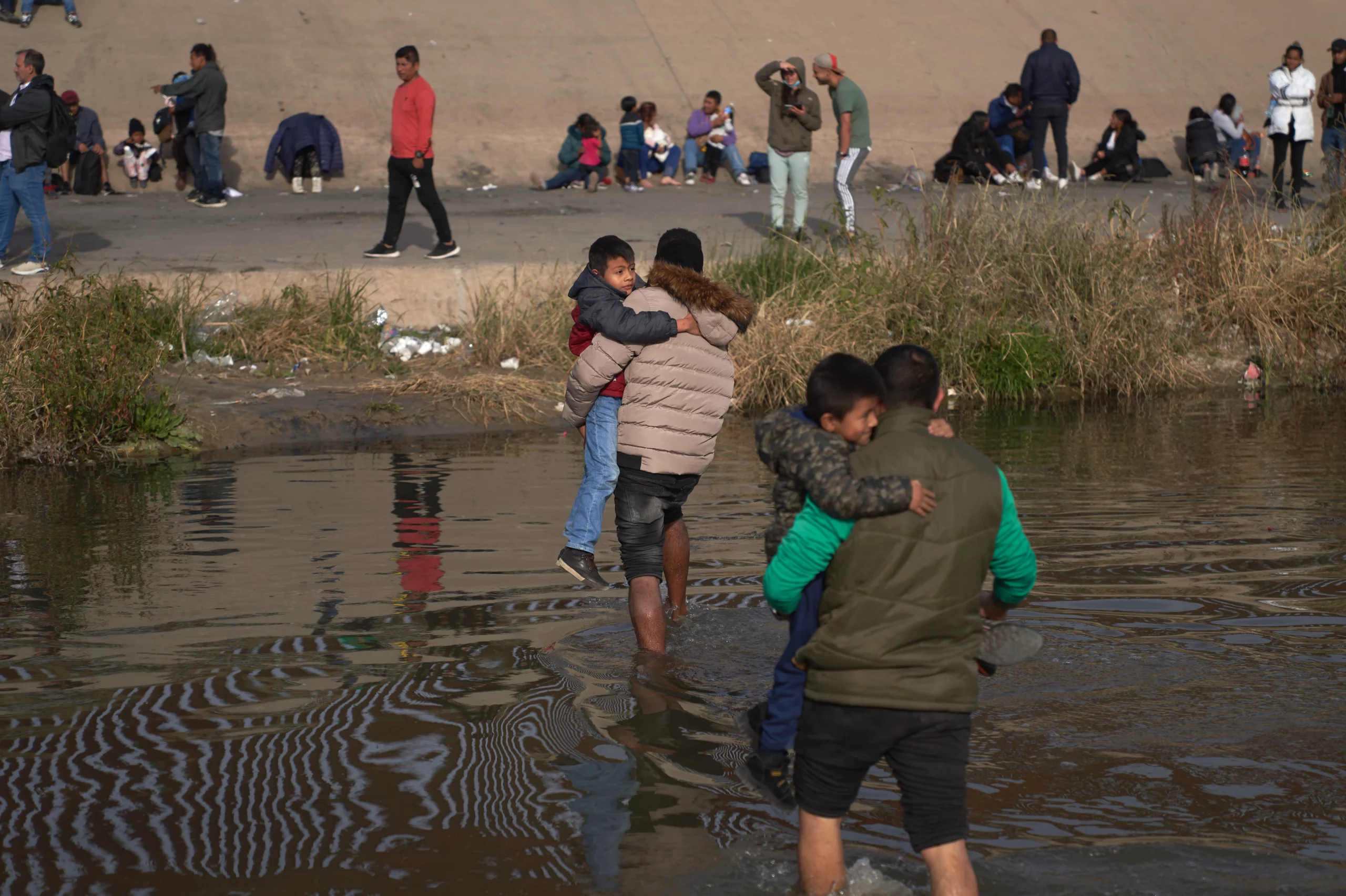 La Marea Reversa: ¿Cómo la política de inmigración de Trump y la Unión Europea está revirtiendo el flujo migratorio hacia América del Norte y el Viejo Continente