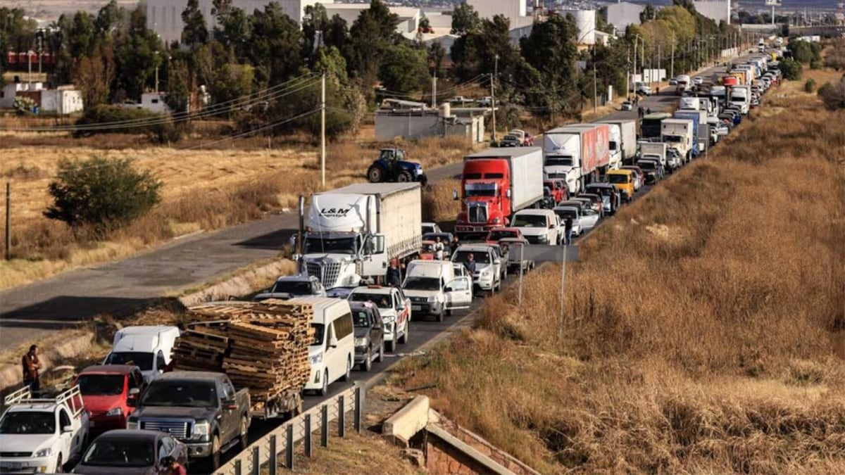 Transportistas y campesinos rechazan reanudación de bloqueos carreteros en vísperas del periodo vacacional