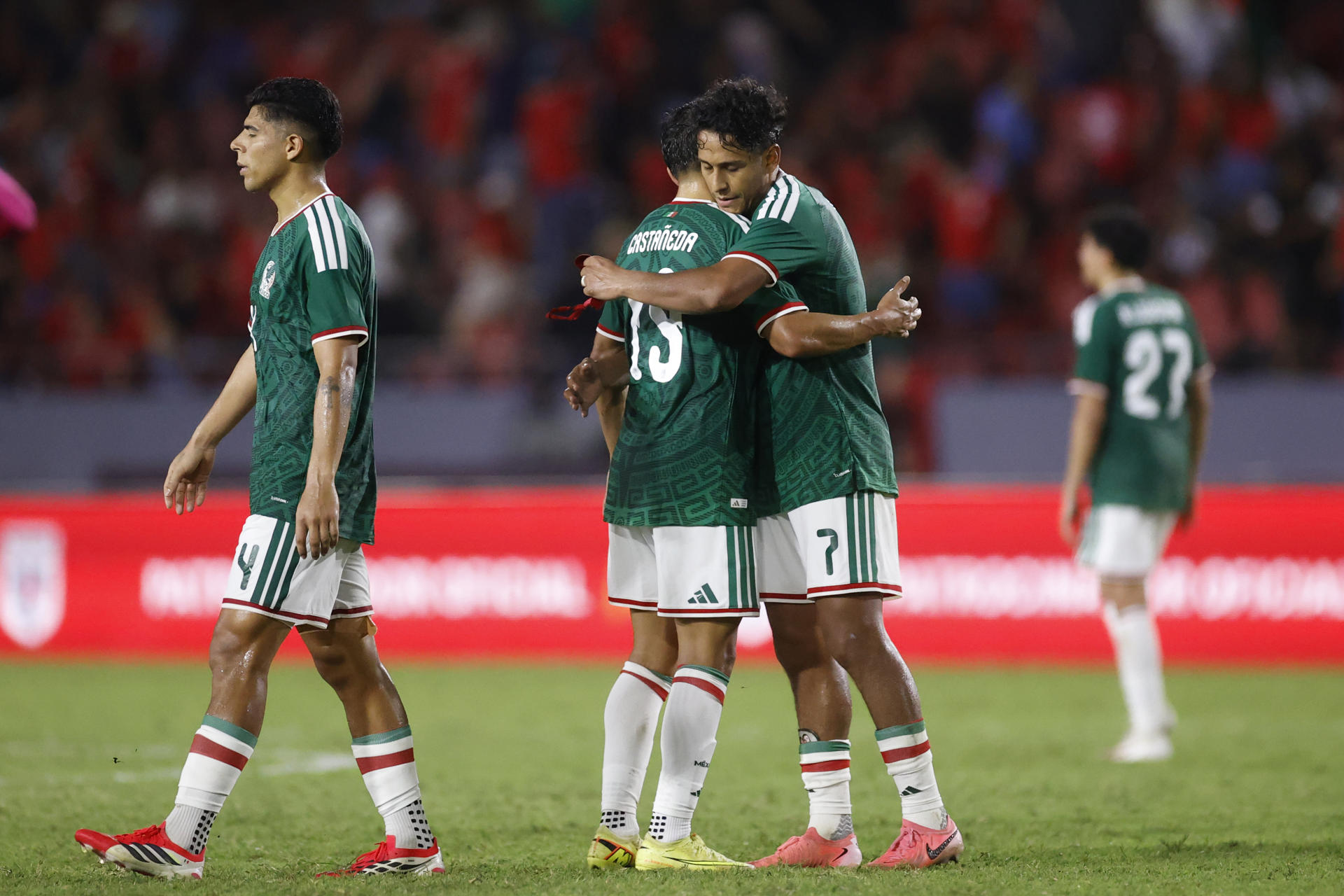 "La Batalla por la Supremacía: Bolivianos y Mexicanos Se Enfrentan en Un Clásico de Fútbol Sin Compromiso"