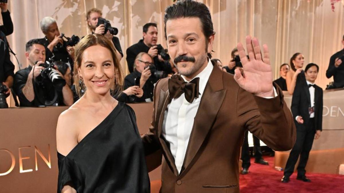La estrella de la noche: Diego Luna y Marina de Tavira brillan juntos en los Globos de Oro 2026 con una actuación de ensueño.