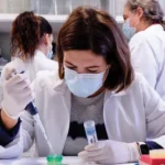 El Precio del Conocimiento: Afectos y Reflexiones de Científicos que Sufrieron el Impacto de los Recortes en la Investigación Estadounidense.