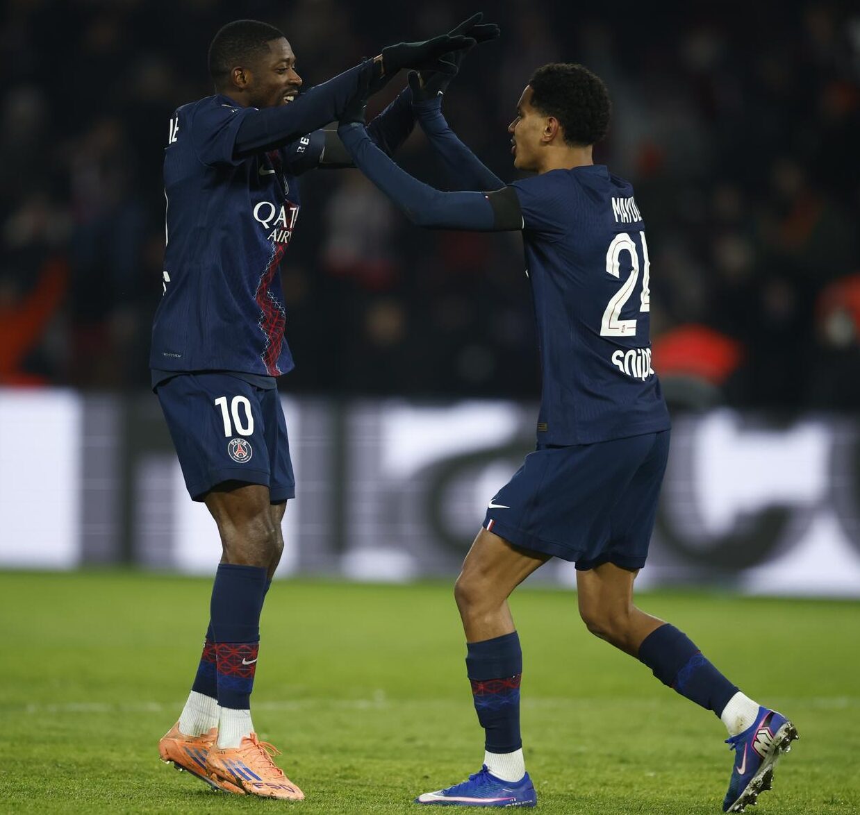 El ímpetu de Dembélé lleva al PSG a la cima de la lucha por el título de la Ligue 1.