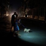 La República Dominicana reconecta gradualmente a miles de hogares después del apagón más extenso de la historia.