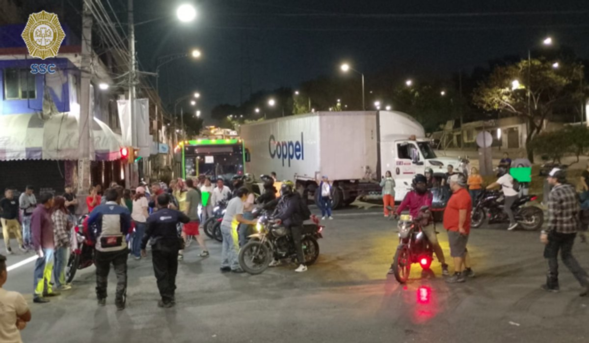Vecinos de Iztapalapa bloquean Eje 6 Sur por falta de agua